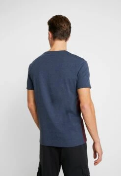 Pier One T-Shirt Con StampaBordeaux / Dark Blue Uomo T-shirt E Polo PI922O0GK-G11 -Negozio online Pier One Italia a01bf3a988944121a3bf4b450da5f4a7 scaled