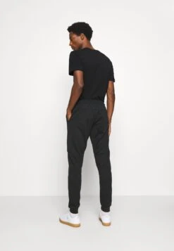 Pier One Pantaloni SportiviBlack Uomo Pantaloni Sportivi E Joggers PI922E03N-Q11 7 Pier One Pantaloni SportiviBlack Uomo Pantaloni Sportivi E Joggers PI922E03N-Q11 -Negozio online Pier One Italia a1b709fa2c32431482f95b3eb7300192 scaled