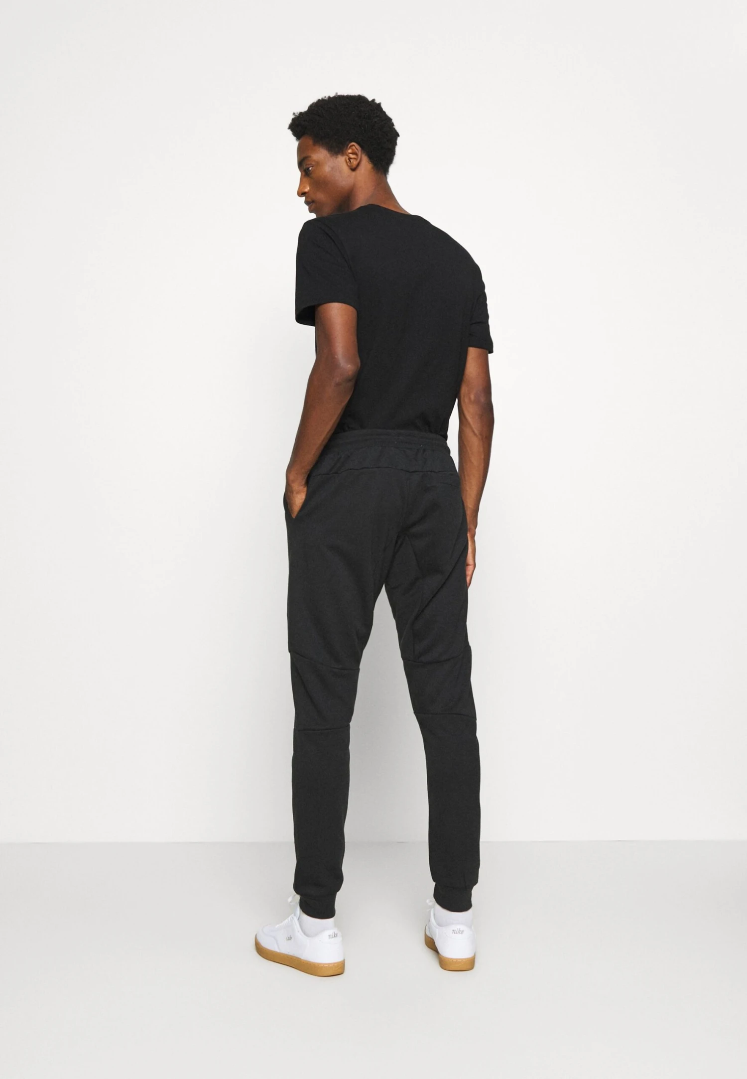 Pier One Pantaloni SportiviBlack Uomo Pantaloni Sportivi E Joggers PI922E03N-Q11 3 Pier One Pantaloni SportiviBlack Uomo Pantaloni Sportivi E Joggers PI922E03N-Q11 - immagine 3