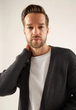 Pier One CardiganAnthracite Uomo Maglieria PI922Q0BV-Q11 -Negozio online Pier One Italia a39e87a8c610490d8f82beaeb2fb92d0 scaled