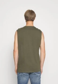 Pier One 2 PackTopBlack/Khaki Uomo T-shirt E Polo PI922O0XM-Q11 8 Pier One 2 PackTopBlack/Khaki Uomo T-shirt E Polo PI922O0XM-Q11 -Negozio online Pier One Italia a3d3b64758904829b611838c1def50fc scaled