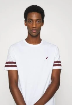 Pier One T-Shirt Con StampaWhite Uomo T-shirt E Polo PI922O0Q4-A11 -Negozio online Pier One Italia a4c2af3840d3455488eea7187730e42b scaled