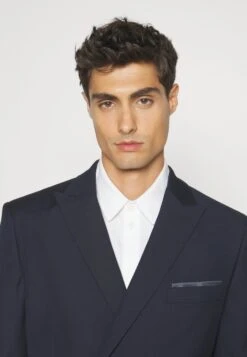 Pier One CompletoDark Blue Uomo Completi E Cravatte PI922A02I-K11 -Negozio online Pier One Italia a502465f086742ff91854052d86cb000 scaled