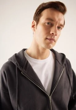 Pier One Felpa Con ZipGrey Uomo Maglieria E Felpe PI922S0HE-C12 9 Pier One Felpa Con ZipGrey Uomo Maglieria E Felpe PI922S0HE-C12 -Negozio online Pier One Italia a91c651ba1f246f5aefd465e246bcf52 scaled