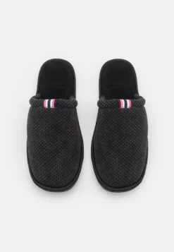 Pier One Pantofole - Black -Negozio online Pier One Italia a9ded7ac67184f64a2157c40f6b9b9b3 scaled