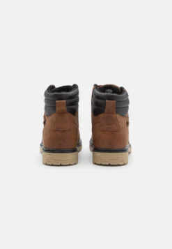 Pier One Stivaletti StringatiBrown Uomo Stivaletti/Stivali PI912K0BR-O11 -Negozio online Pier One Italia aa16f0c780f140f3ba55ac19f4fb5a0a scaled