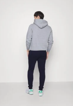 Pier One 2 PackPantaloni SportiviDark Blue Uomo Pantaloni PI922E03K-K11 -Negozio online Pier One Italia b0d8d1a2f7ed45f581c1647a1e7c9884 scaled