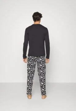 Pier One PigiamaBlack Uomo Per La Notte PI982M048-Q11 -Negozio online Pier One Italia b38e4dc8198d429085b0be2b489b5238 scaled