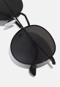 Pier One UnisexOcchiali Da SoleBlack Uomo Occhiali Da Sole PI954K02D-Q11 -Negozio online Pier One Italia b469387762a7426f92df5455a51969cc scaled