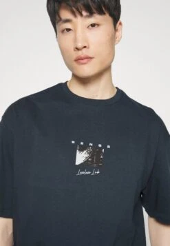 Pier One Sense Tee T-Shirt Con StampaDark Blue Uomo T-shirt E Polo PI922O0Y3-K11 -Negozio online Pier One Italia b603fa303cad41eca4bdbcf3153eb53e scaled