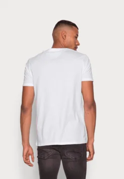 Pier One T-Shirt Con StampaWhite Uomo T-shirt E Polo PI922O0FQ-A11 -Negozio online Pier One Italia b72c6e30b33048f8b9af089631183b2d scaled