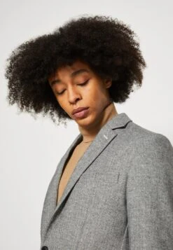 Pier One GiaccaGrey Uomo Completi E Cravatte PI922T04J-Q11 -Negozio online Pier One Italia b7742fdfbb644ae3b4a0eb5b6c9f5604 scaled