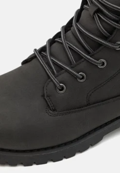 Pier One Stivaletti StringatiBlack Uomo Stivaletti/Stivali PI912K0B4-Q11 -Negozio online Pier One Italia b9f68db2c450470ba520bf5b2eda87fd scaled