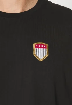 Pier One T-Shirt Con StampaBlack Uomo T-shirt E Polo PI922O0YS-Q11 -Negozio online Pier One Italia be283f6b9d184f99af28cff3a82fef83 scaled