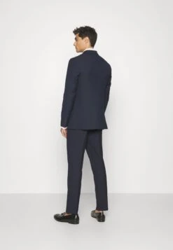 Pier One CompletoDark Blue Uomo Completi E Cravatte PI922A02I-K11 -Negozio online Pier One Italia be9c5802bc684aa59e19ebd9a7465749 scaled