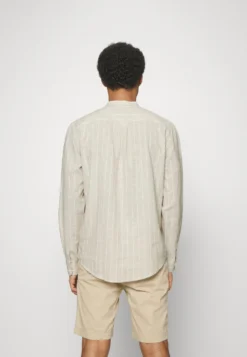 Pier One CamiciaBeige Uomo Camicie PI922DA24-B12 8 Pier One CamiciaBeige Uomo Camicie PI922DA24-B12 -Negozio online Pier One Italia c1fb8724ad9644f6bad52175a6fc45a1 scaled