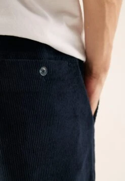 Pier One CorduroyPantaloniDark Blue Uomo Pantaloni PI922E05I-K11 -Negozio online Pier One Italia c29f05bcce7a49418ac8cffeaa0c4fd0 scaled