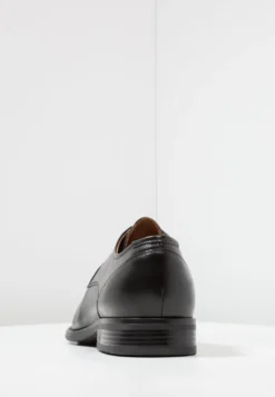 Pier One LeatherStringate ElegantiBlack Uomo Scarpe Con I Lacci PI912M03P-Q11 12 Pier One LeatherStringate ElegantiBlack Uomo Scarpe Con I Lacci PI912M03P-Q11 -Negozio online Pier One Italia c2d680b2a8c54540a2822fc3256389d3