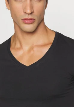 Pier One 2 PackMaglietta IntimaBlack Uomo Intimo PI982Q00F-Q11 -Negozio online Pier One Italia c73be1588f9a4876a16cf9fff5f7185d scaled