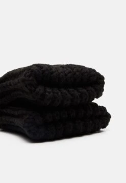 Pier One SetSciarpaBlack Uomo Cappellie Berretti PI952G01R-Q11 -Negozio online Pier One Italia c92365d50605499f8894d8134b71f297 scaled