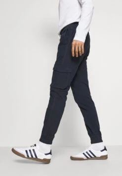 Pier One Pantaloni Cargo - Dark Blue 9 Pier One Pantaloni Cargo - Dark Blue -Negozio online Pier One Italia cc0e7fdc53424e03a261468bcb3d65ec scaled