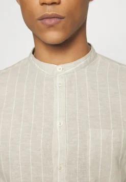 Pier One CamiciaBeige Uomo Camicie PI922DA24-B12 9 Pier One CamiciaBeige Uomo Camicie PI922DA24-B12 -Negozio online Pier One Italia cf026bf45d7c4ea6a5783dc4be495022 scaled