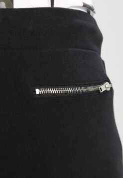 Pier One Biker JoggerPantaloni SportiviBlack Uomo Pantaloni Sportivi E Joggers PI922E03L-Q11 9 Pier One Biker JoggerPantaloni SportiviBlack Uomo Pantaloni Sportivi E Joggers PI922E03L-Q11 -Negozio online Pier One Italia d14f4d3e23264a23856a525cf94a989d