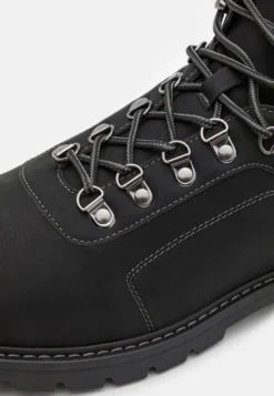 Pier One Stivaletti StringatiBlack Uomo Stivaletti/Stivali PI912K0BE-Q11 11 Pier One Stivaletti StringatiBlack Uomo Stivaletti/Stivali PI912K0BE-Q11 -Negozio online Pier One Italia d1f26891c1584006b9a6c05f135a423c scaled