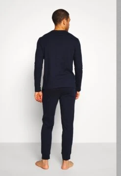 Pier One PigiamaDark Blue Uomo Per La Notte PI982M033-K11 -Negozio online Pier One Italia d2155d22916948b49818622d9319b04d scaled