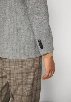 Pier One GiaccaGrey Uomo Completi E Cravatte PI922T04J-Q11 -Negozio online Pier One Italia d2aca0cdb2c34383b82955d987f8f782 scaled