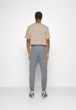 Pier One Pantaloni SportiviDark Grey Uomo Pantaloni PI922E03N-C16 -Negozio online Pier One Italia d666750459d94c8ea69b6648f54c3e51 scaled