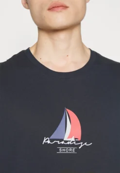 Pier One T-Shirt Con StampaDark Blue Uomo T-shirt E Polo PI922O0YB-K11 -Negozio online Pier One Italia d7b3cbccab1a4d2db087bdf59a4adcfe scaled