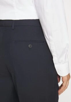 Pier One CompletoDark Blue Uomo Completi E Cravatte PI922A02I-K11 -Negozio online Pier One Italia d868e5af8a144e7e8ee820a60e583a96 scaled