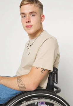 Pier One T-Shirt BasicBeige Uomo T-shirt E Polo PI922O0WD-B11 -Negozio online Pier One Italia d8948c5f88b844e3bff45ce89fc5551d scaled