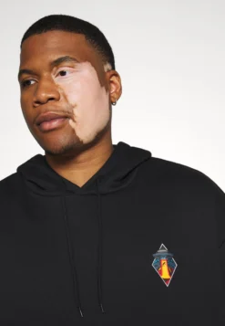 Pier One Felpa Con CappuccioBlack Uomo Maglieria E Felpe PI922S0AX-Q11 12 Pier One Felpa Con CappuccioBlack Uomo Maglieria E Felpe PI922S0AX-Q11 -Negozio online Pier One Italia dd330c46d5334f3a82e9420353d81ba5 scaled