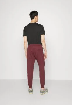 Pier One Pantaloni SportiviBordeaux Uomo Pantaloni PI922E03N-G11 -Negozio online Pier One Italia e08d9e55adef4896bd03487fd599f013 scaled