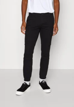 Pier One 2 Pack - Pantaloni Cargo - Olive/Black -Negozio online Pier One Italia e0bf2536d5a04652937019f4273abb8d scaled