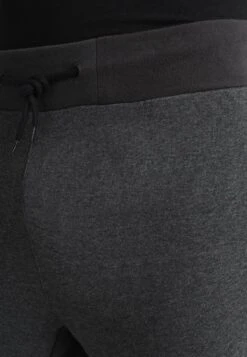 Pier One Pantaloni SportiviDark Grey Uomo Pantaloni PI922E020-C11 11 Pier One Pantaloni SportiviDark Grey Uomo Pantaloni PI922E020-C11 -Negozio online Pier One Italia e1e35522afbd424296d37d965a7827c3