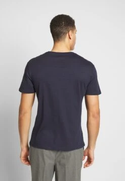 Pier One 3 Pack - T-Shirt Basic - White/Dark Blue/Red -Negozio online Pier One Italia e4878bf0c93a443b90679af62e889d9c scaled
