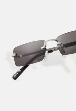 Pier One UnisexOcchiali Da SoleBlack Uomo Occhiali Da Sole PI954K01V-Q11 -Negozio online Pier One Italia e4b924402d194b83882d18a8e7fb02b3 scaled