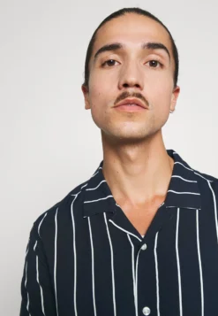 Pier One CamiciaDark Blue Uomo Camicie PI922D0BP-K11 -Negozio online Pier One Italia e6e9fc23e1cd46fc87b552b5249f1636 scaled