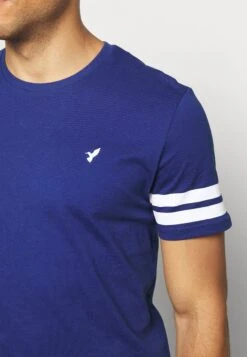 Pier One T-Shirt Con StampaBlue Uomo T-shirt E Polo PI922O0Q4-K11 -Negozio online Pier One Italia e852d2ec59654f179a645449174c77e2 scaled