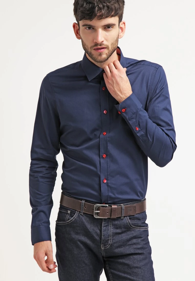 Pier One CamiciaDark Blue/Red Uomo Completi E Cravatte PI922D02W-K12 1 Pier One CamiciaDark Blue/Red Uomo Completi E Cravatte PI922D02W-K12