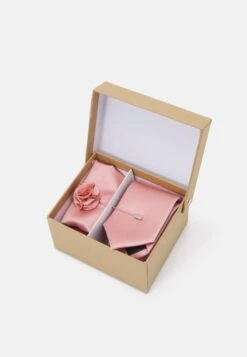 Pier One SetAltri AccessoriPink Uomo Cravatte E Accessori PI952R03D-J11 -Negozio online Pier One Italia ecc40dfacdcc4f4e875d92878e9ced65 scaled