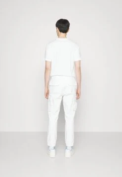 Pier One Cuffed Skinny Trouser Pantaloni CargoWhite Uomo Pantaloni YO122E01H-A11 -Negozio online Pier One Italia eee665d232a84aa99ab70737a0f63199 scaled