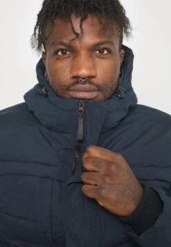 Pier One Giacca InvernaleDark Blue Uomo Giacche PI922T04D-K11 -Negozio online Pier One Italia ef60d10081f34f2aa58c4ebf849659f1 scaled