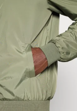 Pier One Giubbotto Bomber - Olive -Negozio online Pier One Italia f01688b544f04c2d97a595ab3180822d scaled