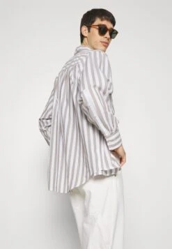 Pier One Carpenter Colored Twill Jeans A SigarettaOff-White Uomo Jeans PI922G04S-A11 -Negozio online Pier One Italia f0d77a0b472943a38700461ba111bcb9 scaled