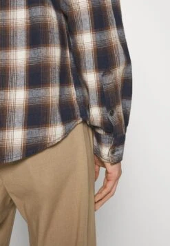 Pier One Giacca LeggeraBeige/Dark Blue Uomo Giacche PI922D0ET-B11 -Negozio online Pier One Italia f25cc0a13e7740edbb8c5abcb1b8449e scaled