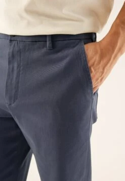 Pier One ChinoDark Blue Uomo Pantaloni PI922E05G-K11 -Negozio online Pier One Italia f2fbb1514c4f424c8bbff168b727fb99 scaled